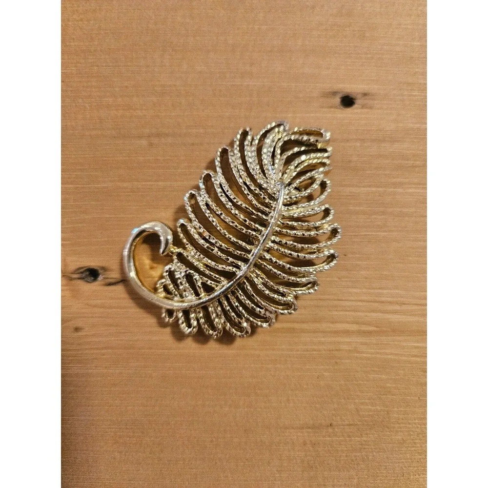 Vintage GERRYS  Gold Tone‎ Textured Large 2.2